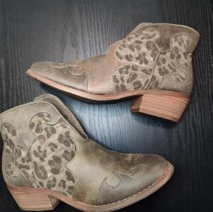 Very G Shelby - Taupe Booties